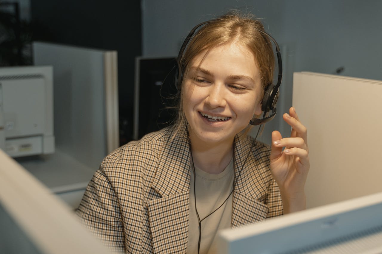 Customer service agent on the phone with a client