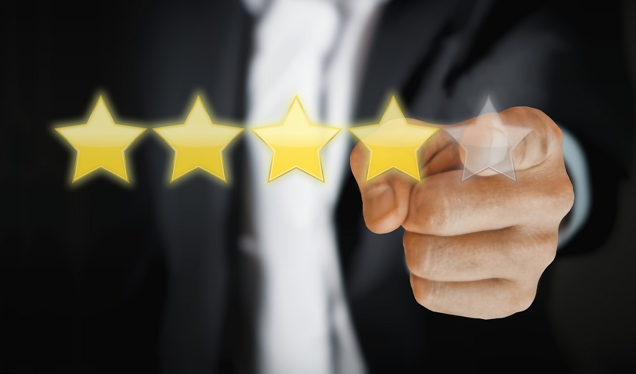 Featured image of man pointing to a review star